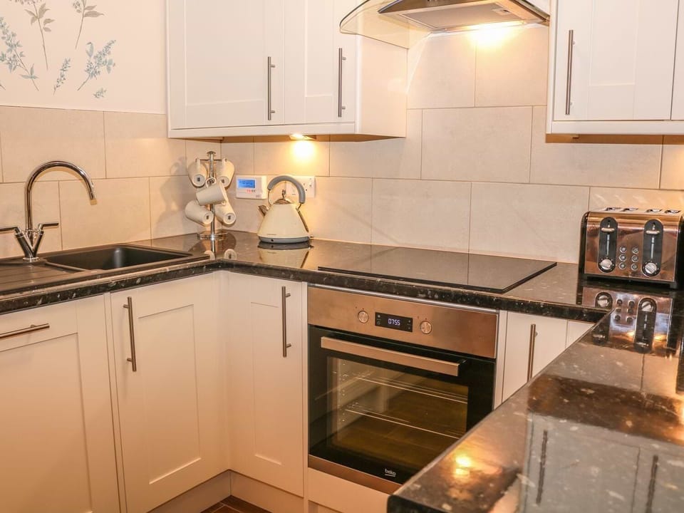 Cottage | Private kitchen | Fridge, microwave, dishwasher, electric kettle