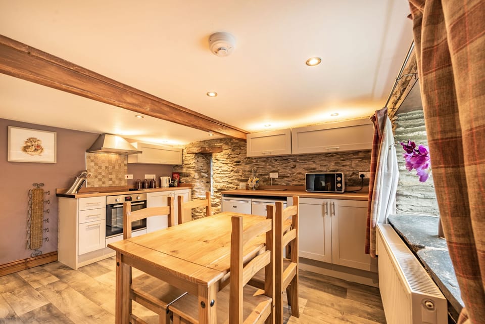 Cottage | Private kitchen | Dishwasher, cookware/dishes/utensils