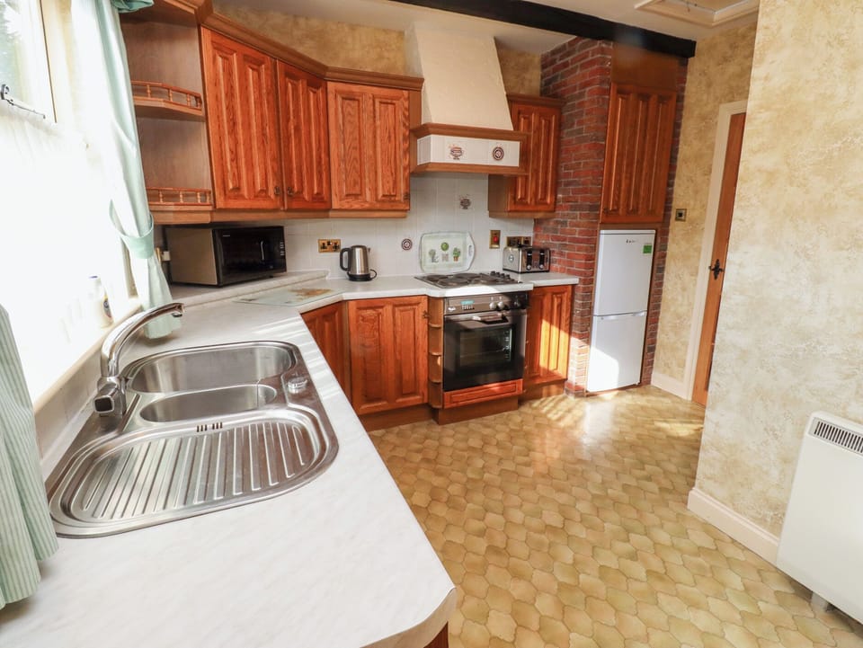 Cottage | Private kitchen | Fridge, microwave, electric kettle, toaster