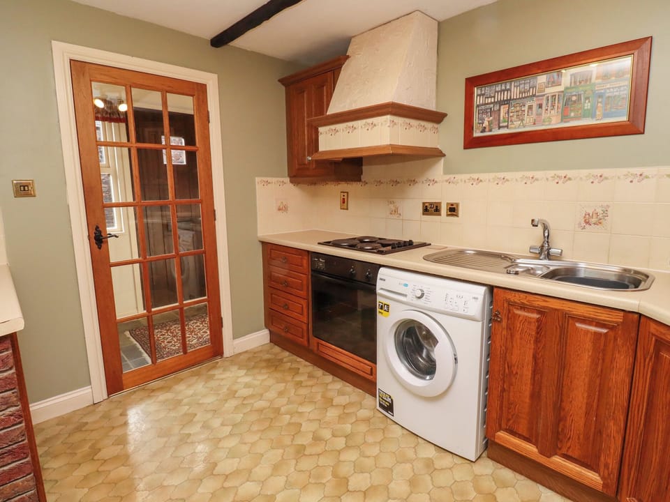 Cottage | Private kitchen | Fridge, microwave, cookware/dishes/utensils