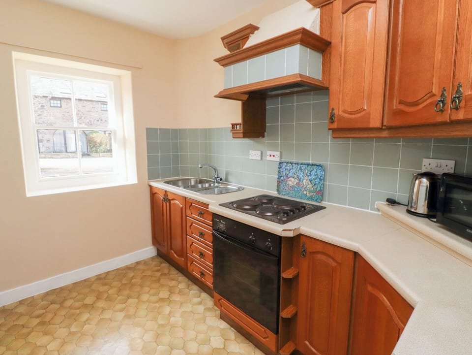 Cottage | Private kitchen | Fridge, microwave, cookware/dishes/utensils