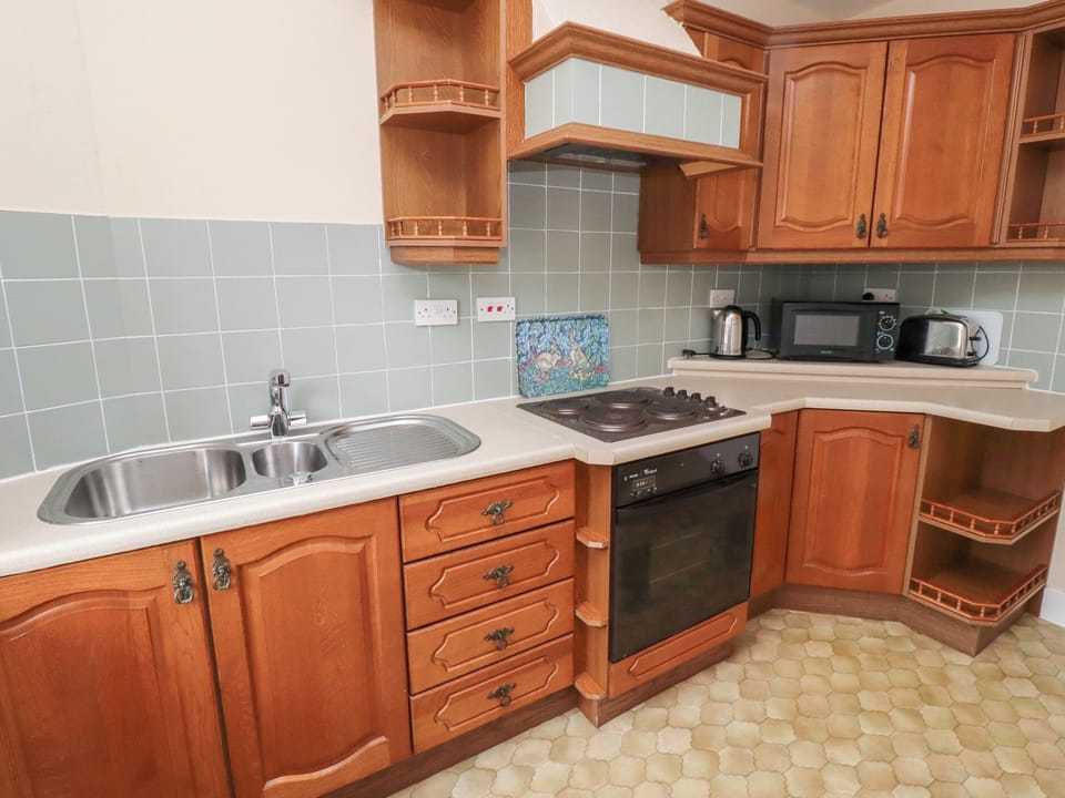 Cottage | Private kitchen | Fridge, microwave, cookware/dishes/utensils