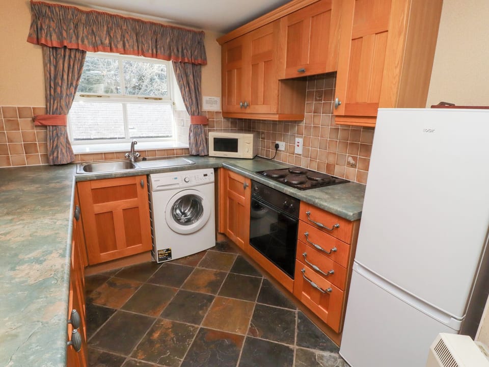 Cottage | Private kitchen | Fridge, microwave, electric kettle, toaster