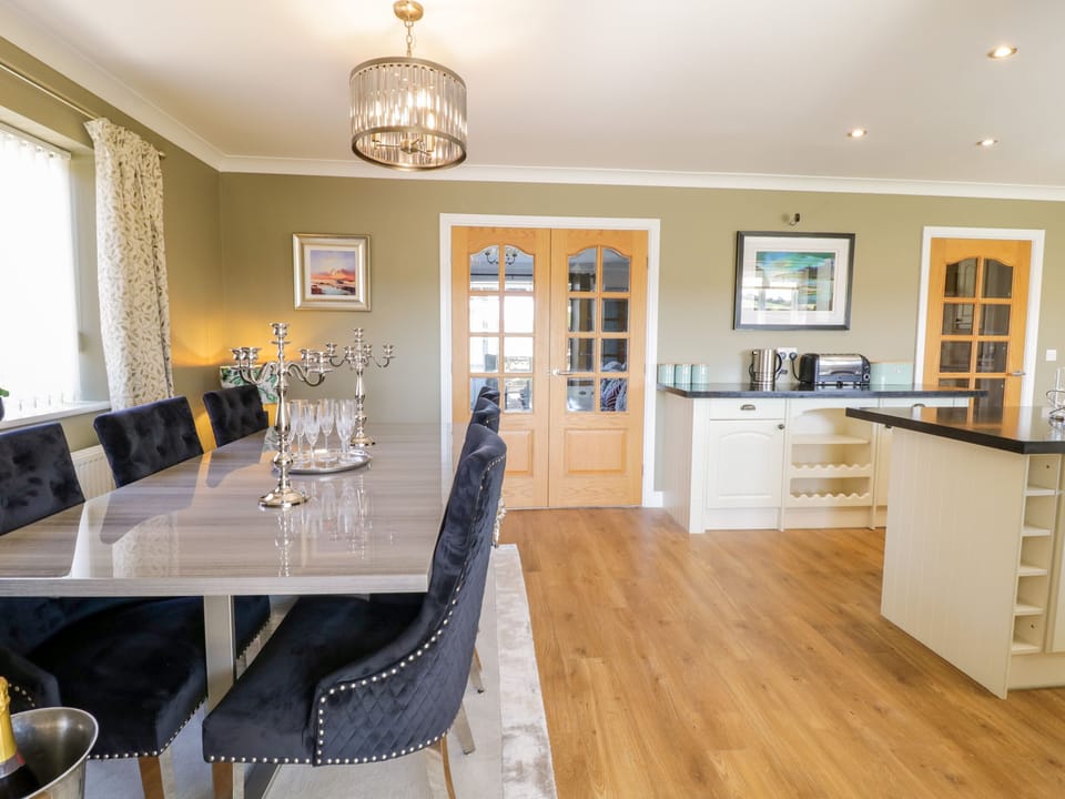 Cottage | Private kitchen | Fridge, microwave, dishwasher, electric kettle