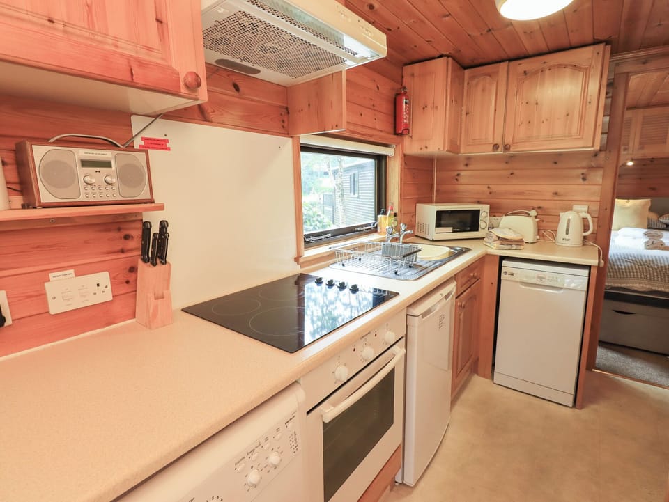 Cottage | Private kitchen | Fridge, dishwasher, cookware/dishes/utensils