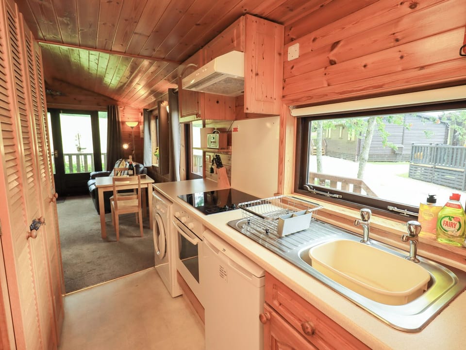 Cottage | Private kitchen | Fridge, dishwasher, cookware/dishes/utensils