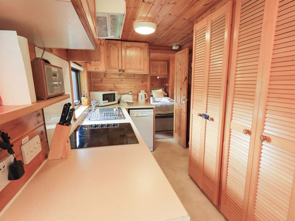Cottage | Private kitchen | Fridge, dishwasher, cookware/dishes/utensils
