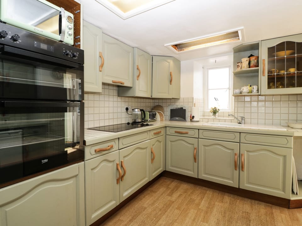 Cottage | Private kitchen | Fridge, microwave, dishwasher, electric kettle