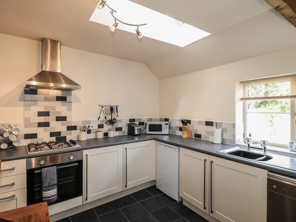 Cottage | Private kitchen | Fridge, microwave, dishwasher, electric kettle