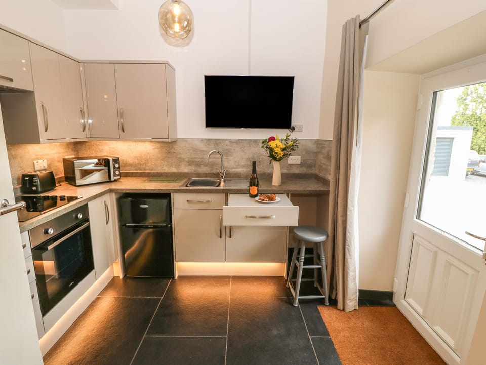 Cottage | Private kitchen | Fridge, electric kettle, toaster, cookware/dishes/utensils