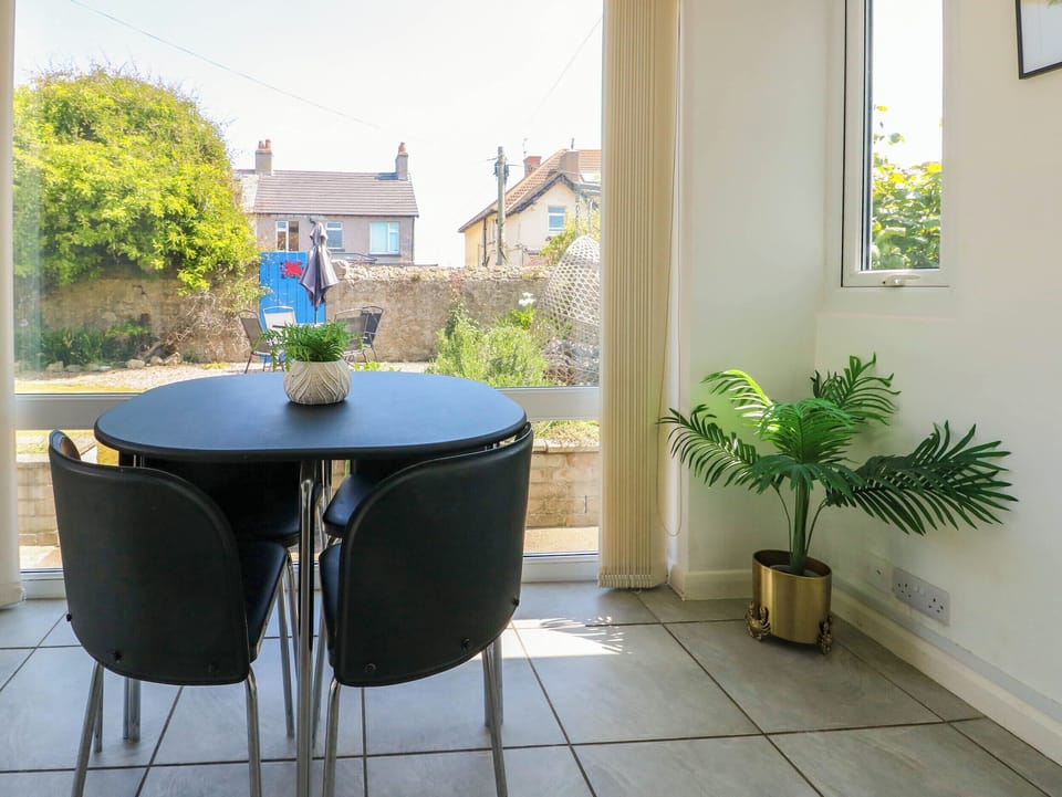 Cottage | Dining