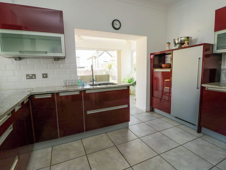 Cottage | Private kitchen | Fridge, electric kettle, toaster, cookware/dishes/utensils