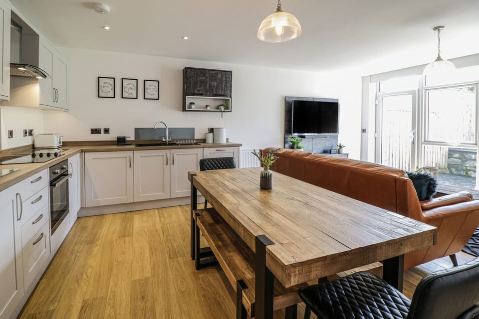 Cottage | Private kitchen | Fridge, dishwasher, electric kettle, cookware/dishes/utensils