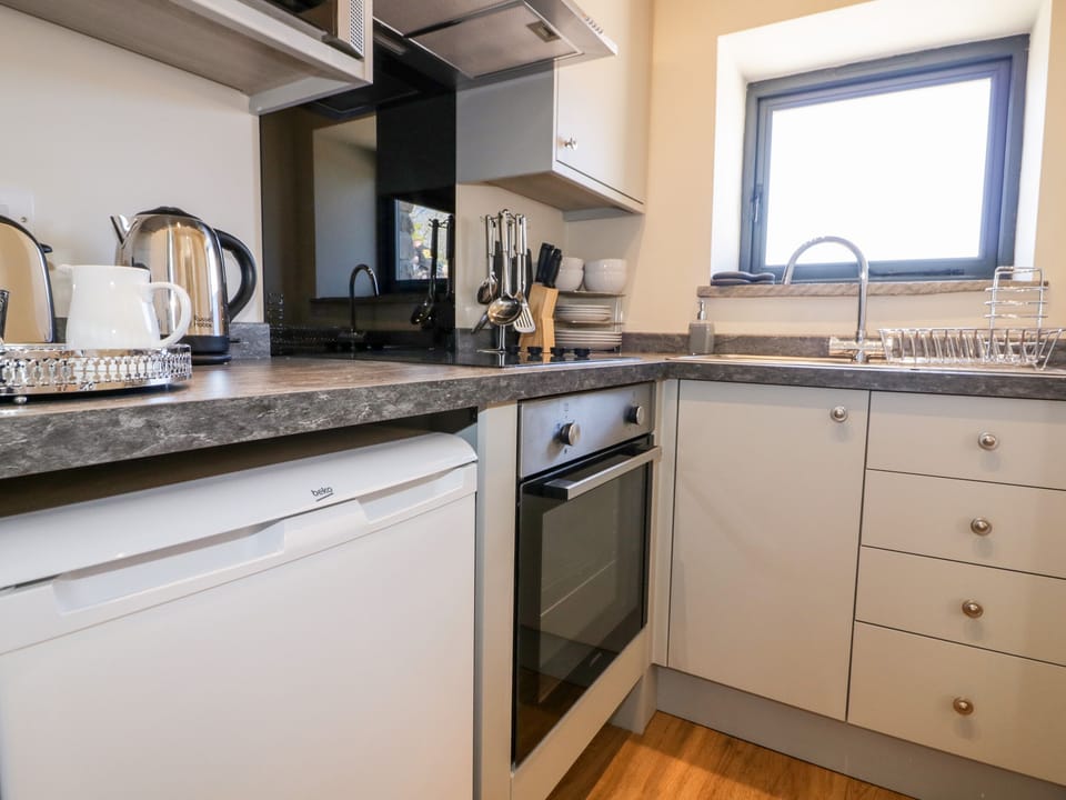 Cottage | Private kitchen | Fridge, microwave, electric kettle, toaster