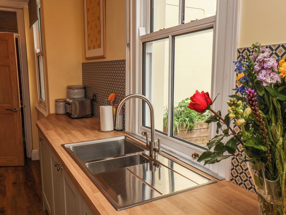 Cottage | Private kitchen | Fridge, microwave, electric kettle, toaster