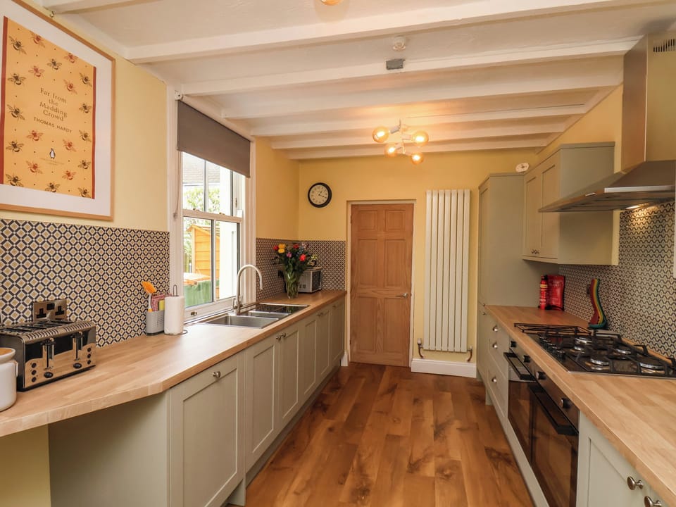 Cottage | Private kitchen | Fridge, microwave, electric kettle, toaster