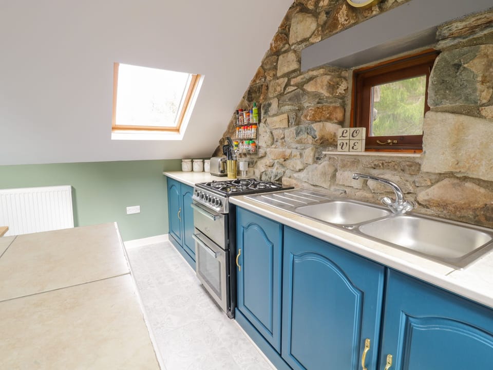 Cottage | Private kitchen | Fridge, microwave, electric kettle, toaster