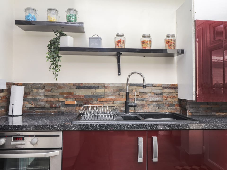 Cottage | Private kitchen | Fridge, microwave, electric kettle, toaster