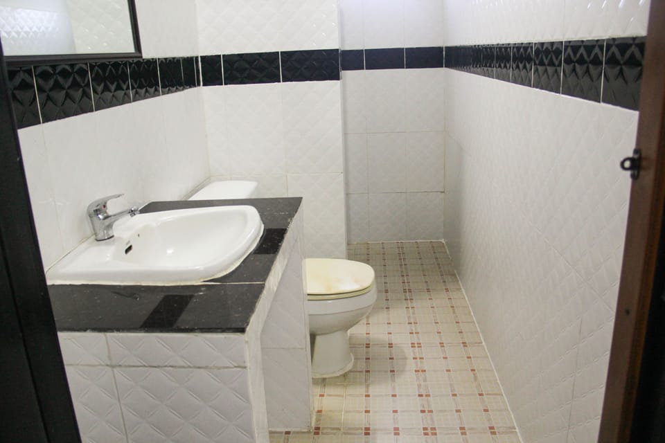 Shower, rainfall showerhead, free toiletries, hair dryer