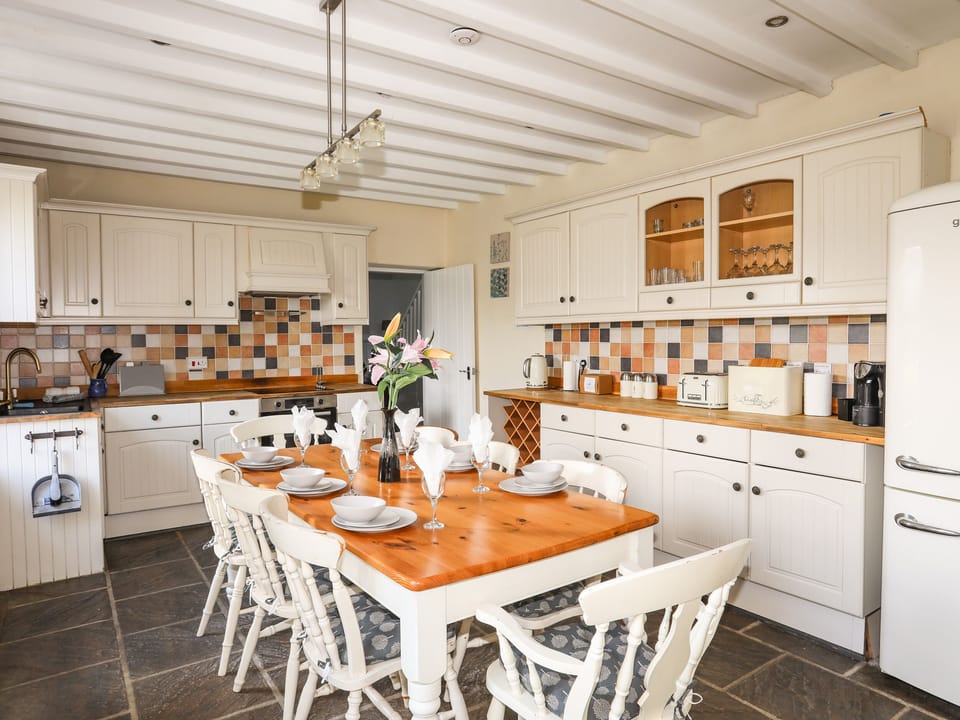 Cottage | Private kitchen | Fridge, microwave, dishwasher, electric kettle