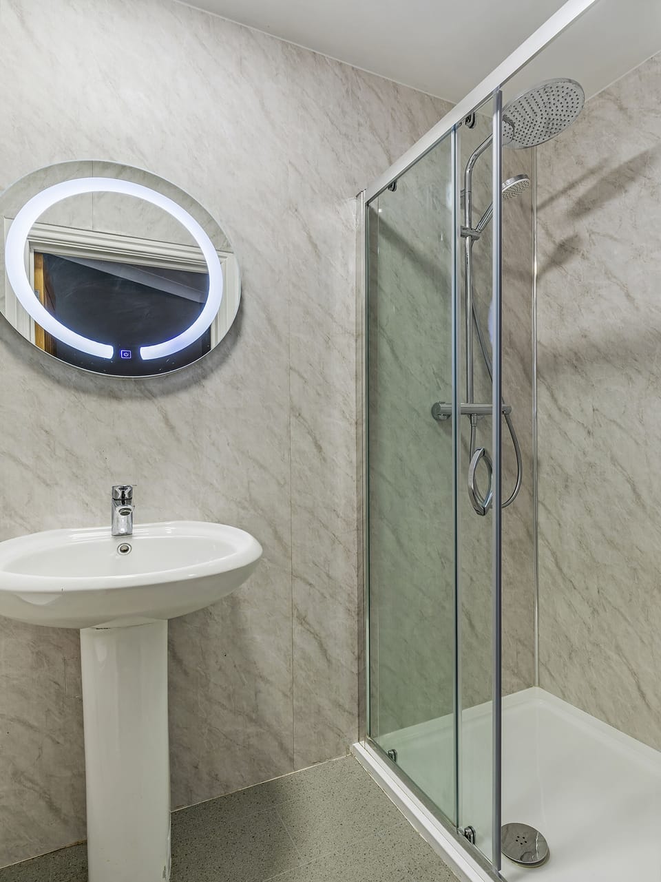 Deluxe Triple Room | Bathroom | Free toiletries, hair dryer, towels, soap