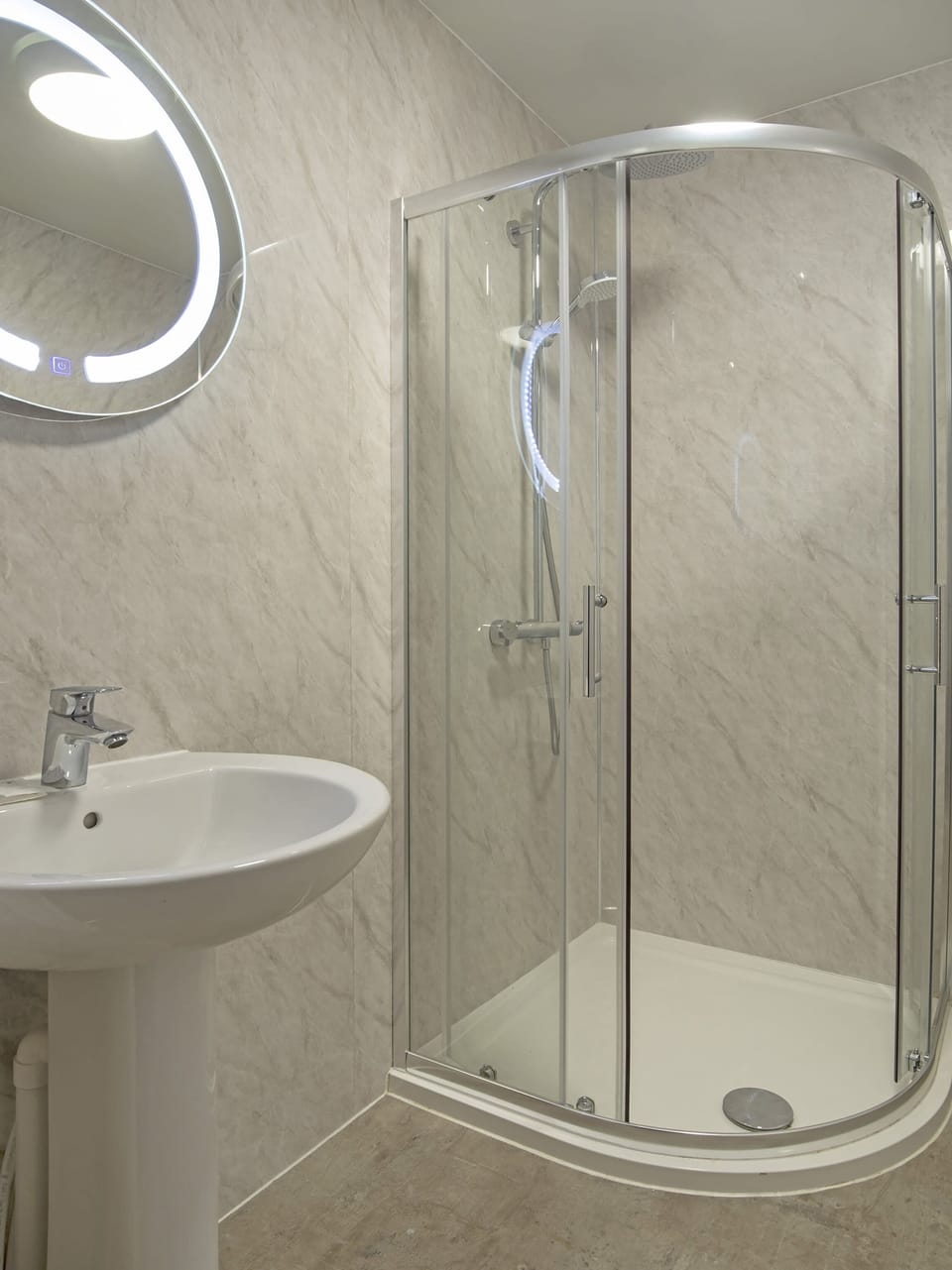 Standard Quadruple Room | Bathroom | Free toiletries, hair dryer, towels, soap