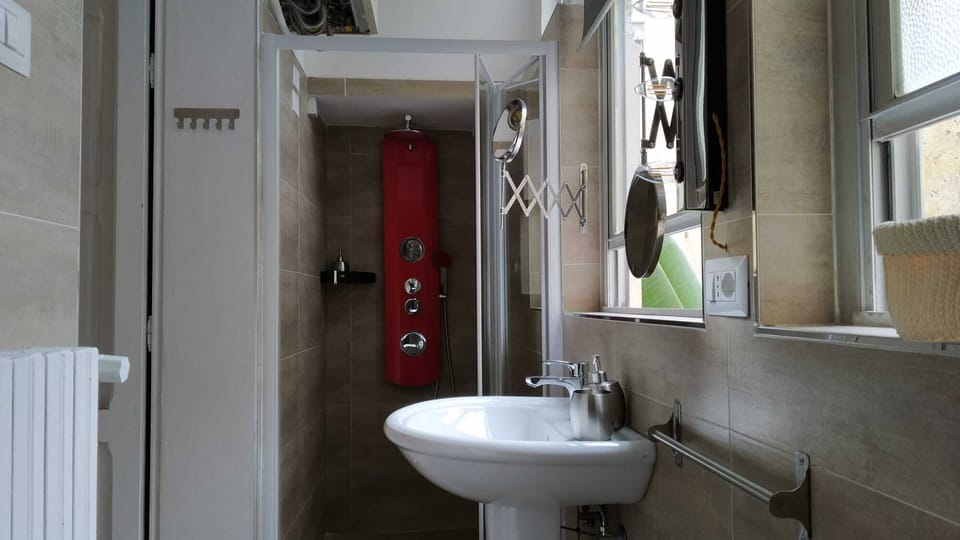 Luxury Room | Bathroom | Shower, hydromassage showerhead, hair dryer, bidet