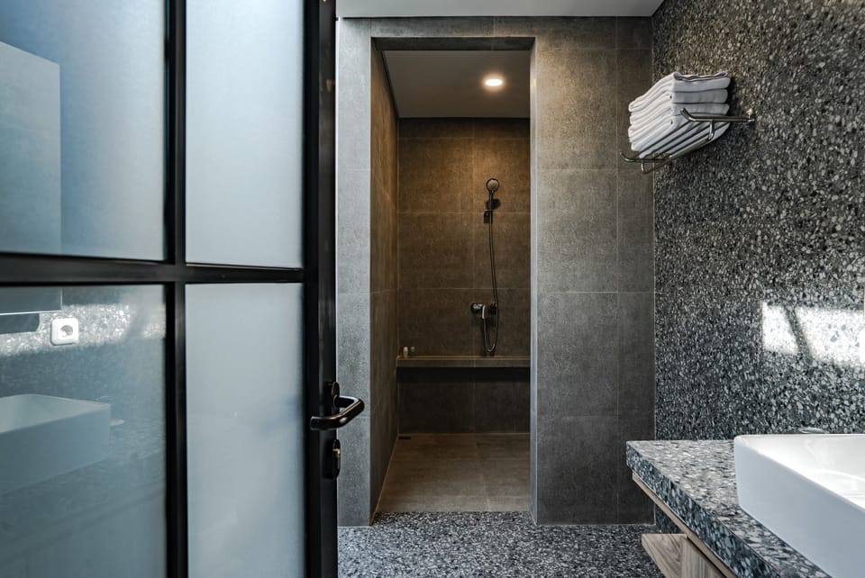 Paviliun Suite | Bathroom | Shower, slippers, soap, shampoo