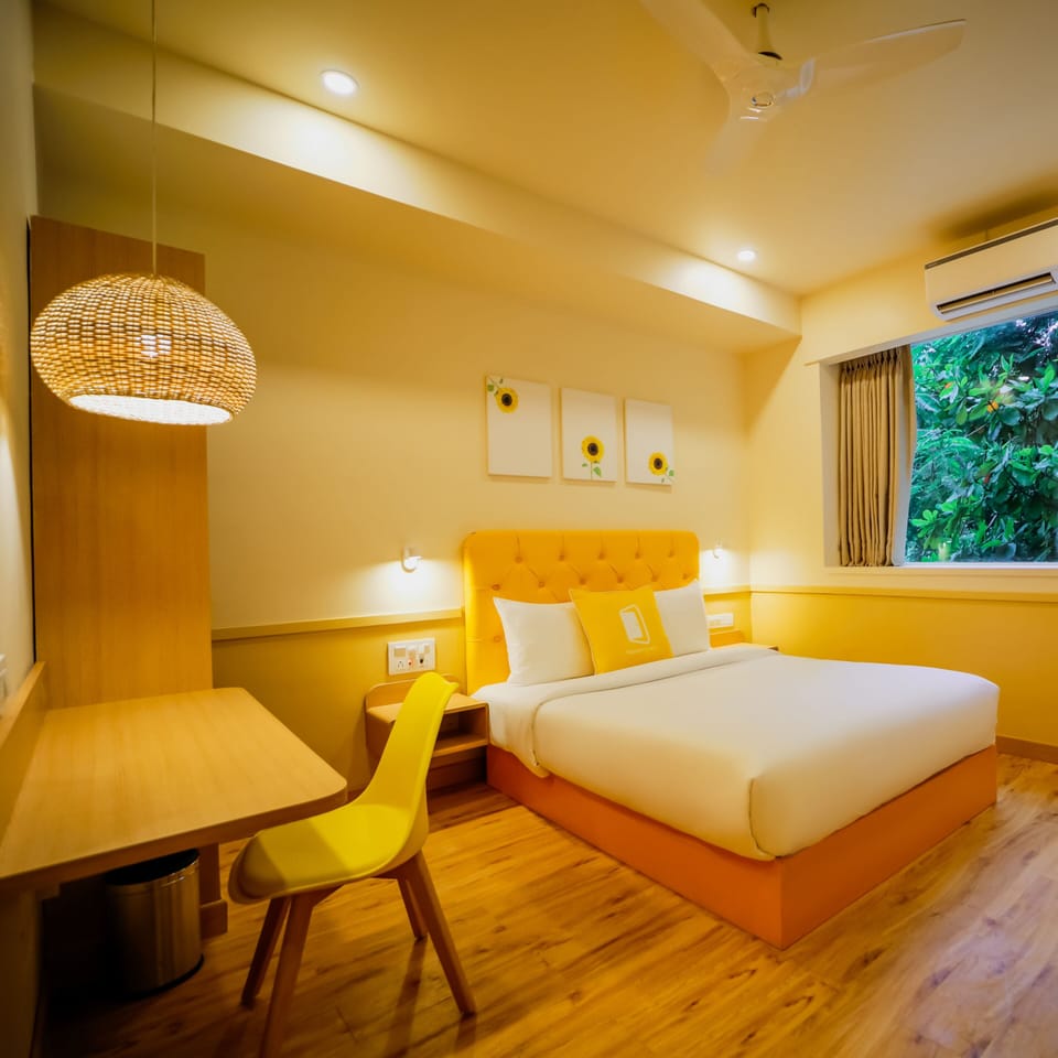 Standard Queen | In-room safe, desk, soundproofing, iron/ironing board