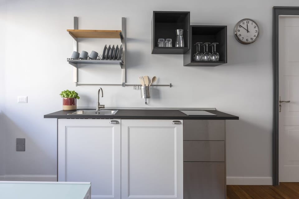 Deluxe Studio Suite | Private kitchenette | Coffee/tea maker