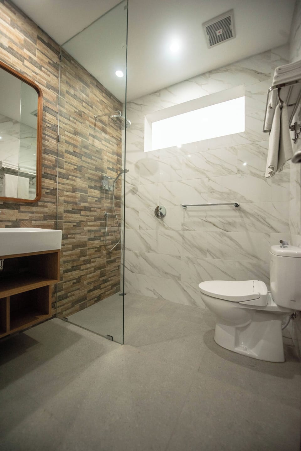 Suite | Bathroom | Shower, rainfall showerhead, free toiletries, bidet
