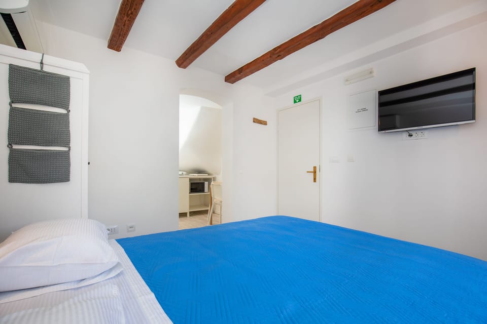 Economy Double Room | WiFi (free), bed sheets