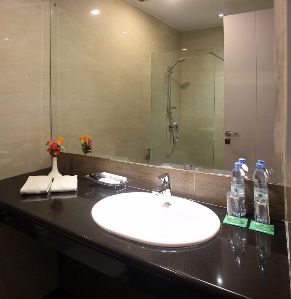 Superior Room | Bathroom | Shower, free toiletries, hair dryer, slippers