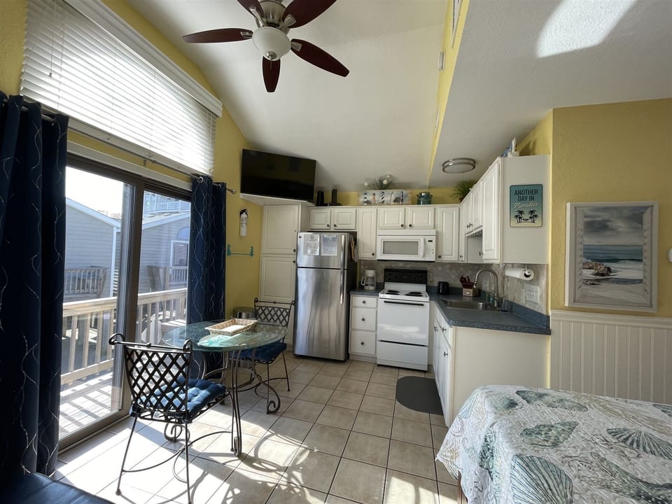Studio | Private kitchen | Fridge, microwave, coffee/tea maker, cookware/dishes/utensils