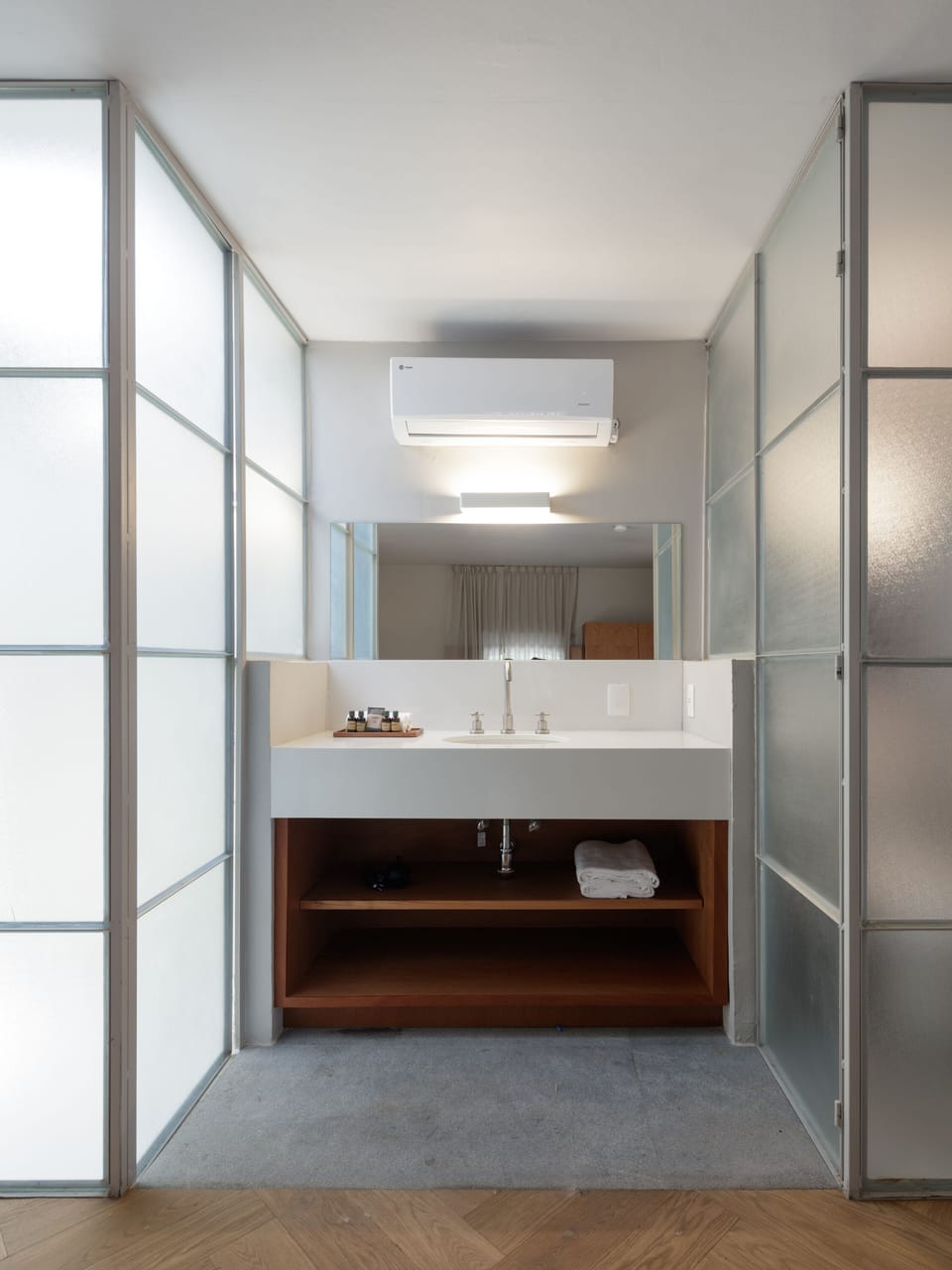 Shower, rainfall showerhead, free toiletries, hair dryer