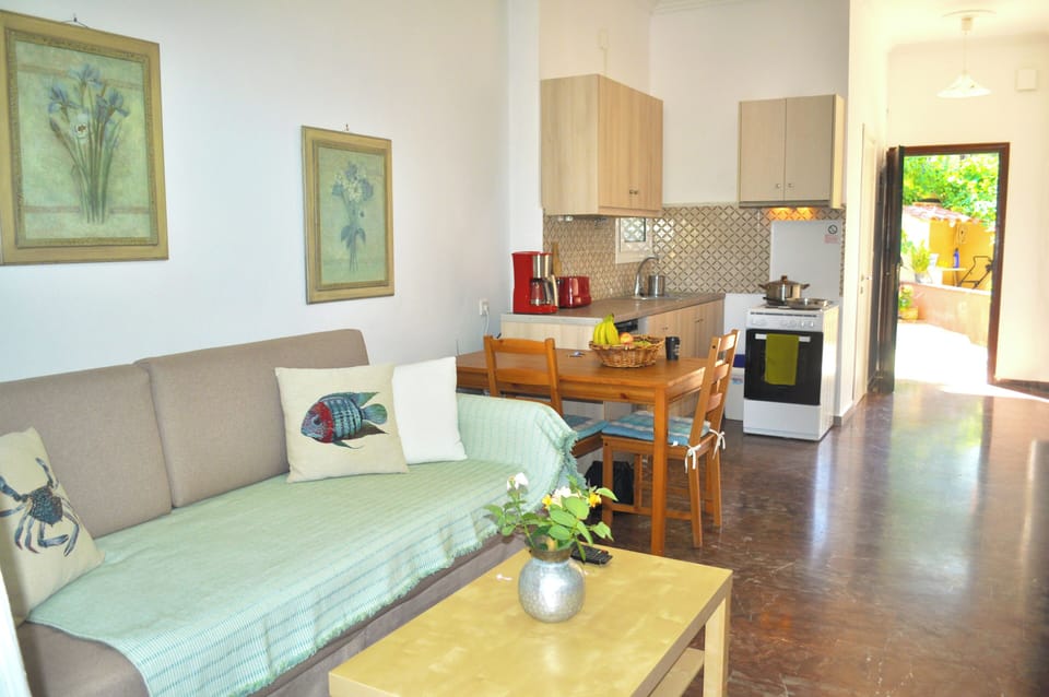 Apartment, 2 Bedrooms, Smoking, Patio | Interior