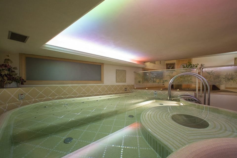 Indoor spa tub