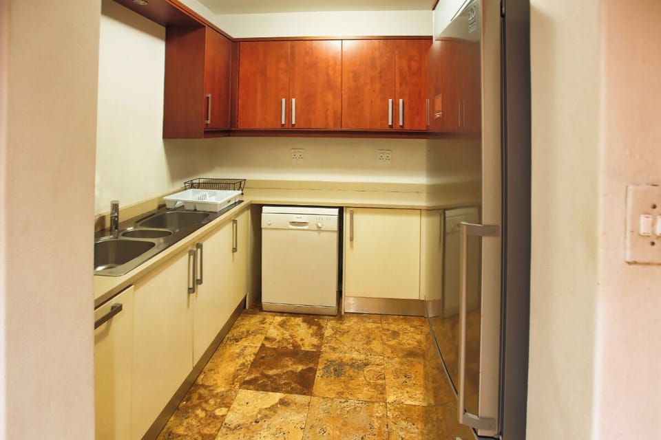 Full-size fridge, microwave, oven, stovetop