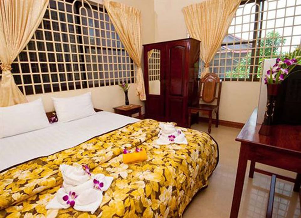 Standard Double Room, 1 Bedroom | In-room safe, individually decorated, individually furnished, desk