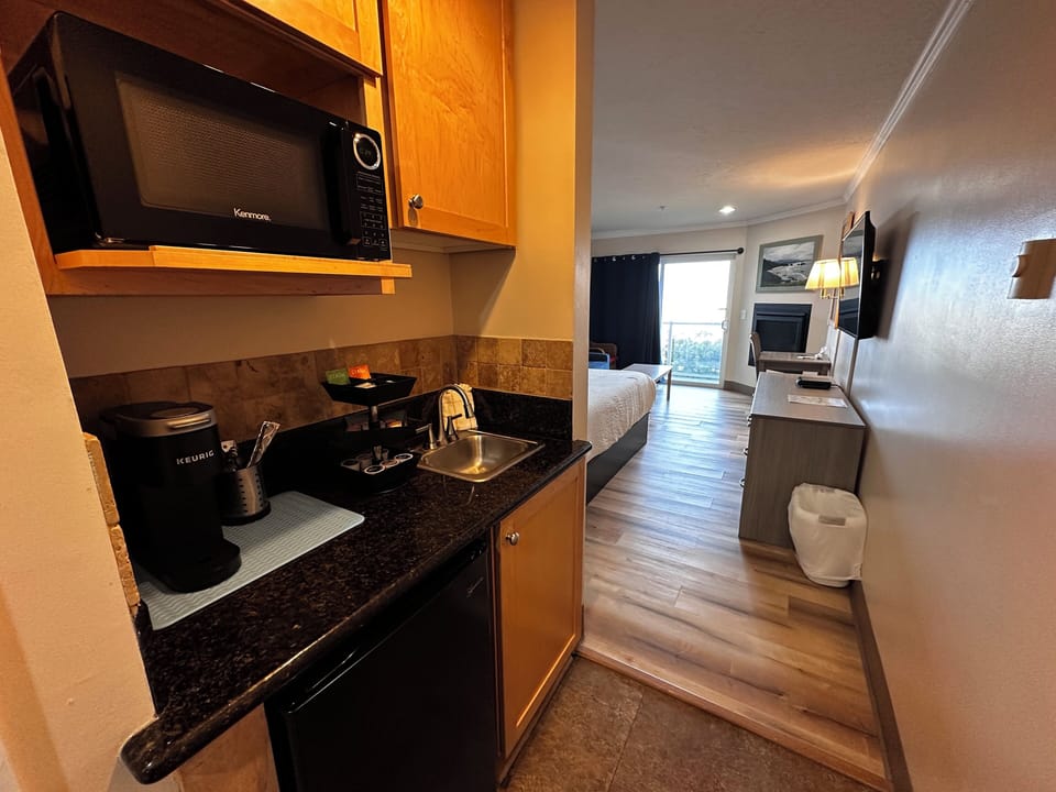 Classic Suite, 1 King Bed with Sofa bed, Jetted Tub, Ocean View | Microwave