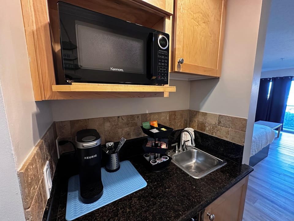 Classic Suite, 1 King Bed with Sofa bed, Jetted Tub, Ocean View | Microwave