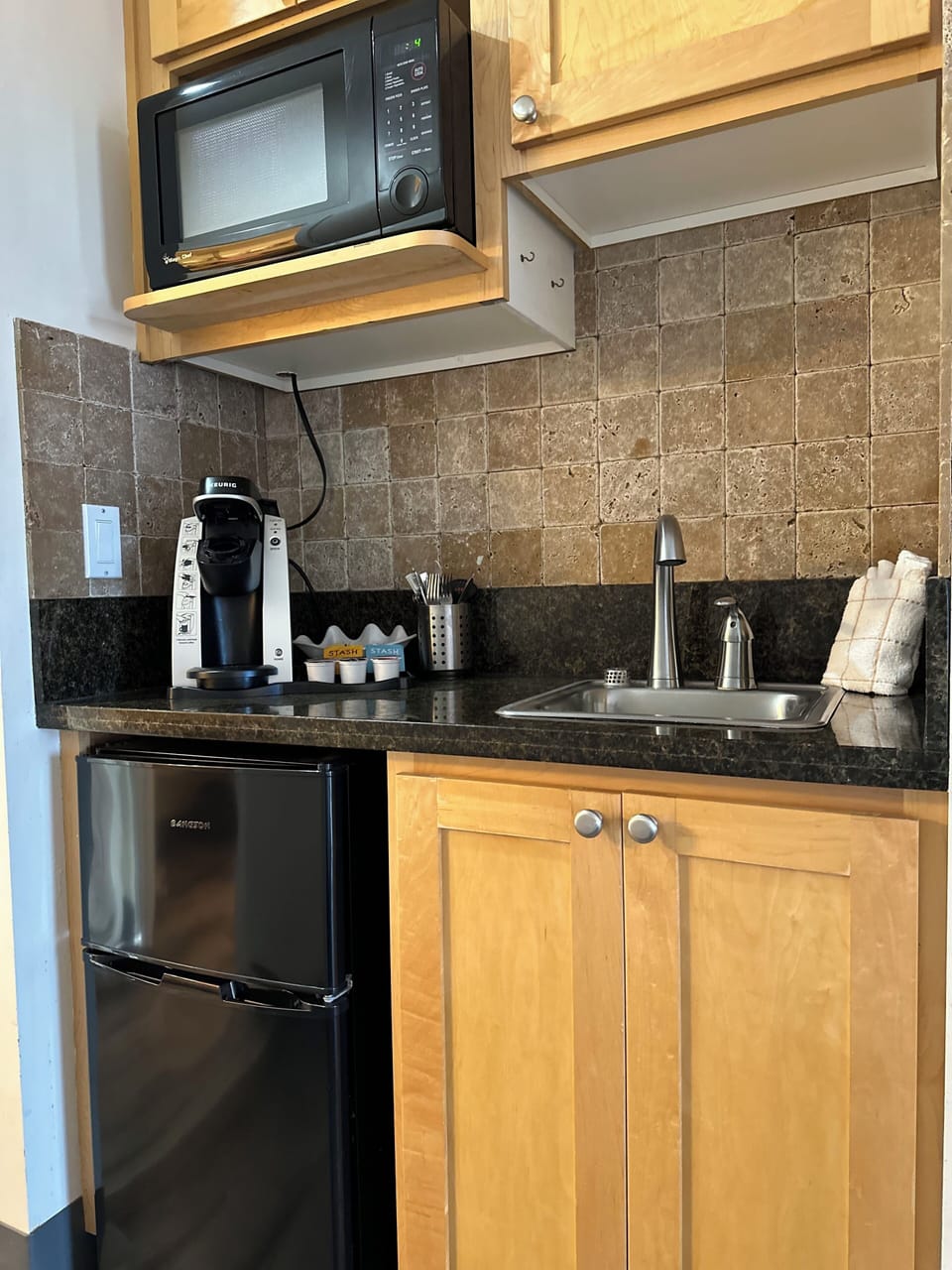 Classic Suite, 2 Queen Beds, Jetted Tub, Ocean View | Private kitchen | Microwave, coffee/tea maker, paper towels