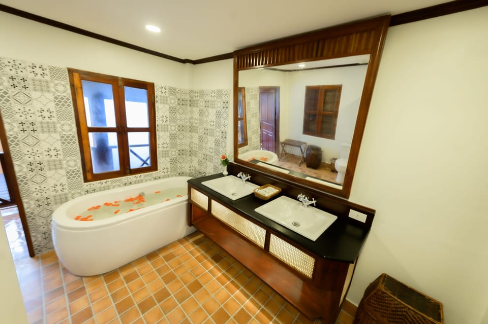 Family Suite, River View | Bathroom | Free toiletries, hair dryer, slippers, towels