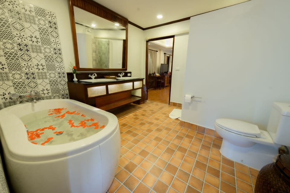 Family Suite, River View | Bathroom | Free toiletries, hair dryer, slippers, towels