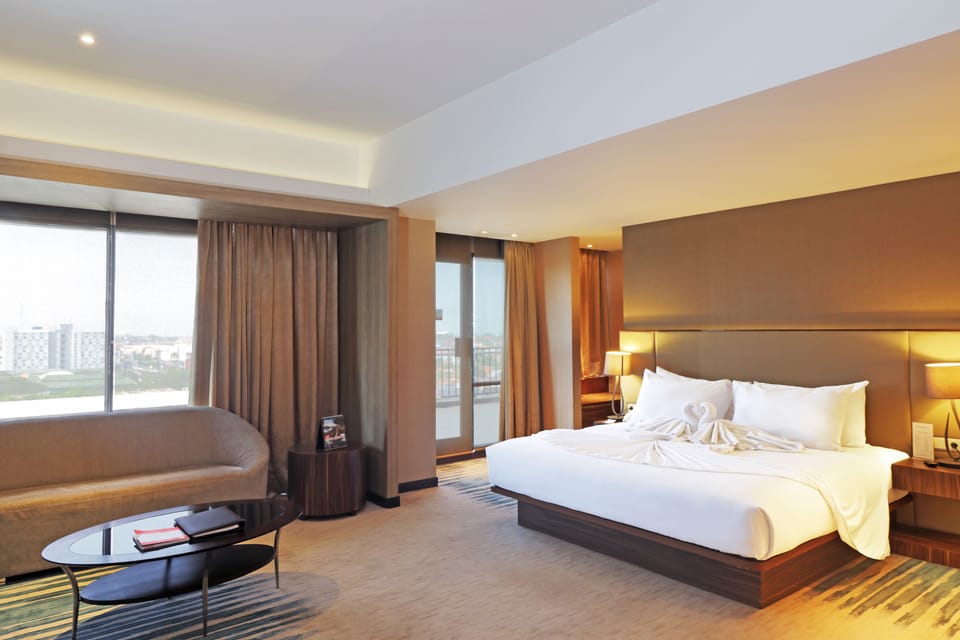 Honeymoon Suite - Smoking Room | Premium bedding, in-room safe, desk, laptop workspace