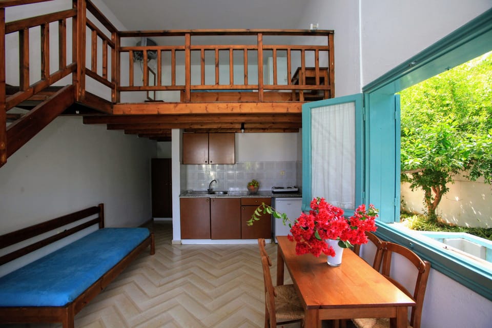 Duplex | Private kitchen | Fridge, stovetop, coffee/tea maker, electric kettle