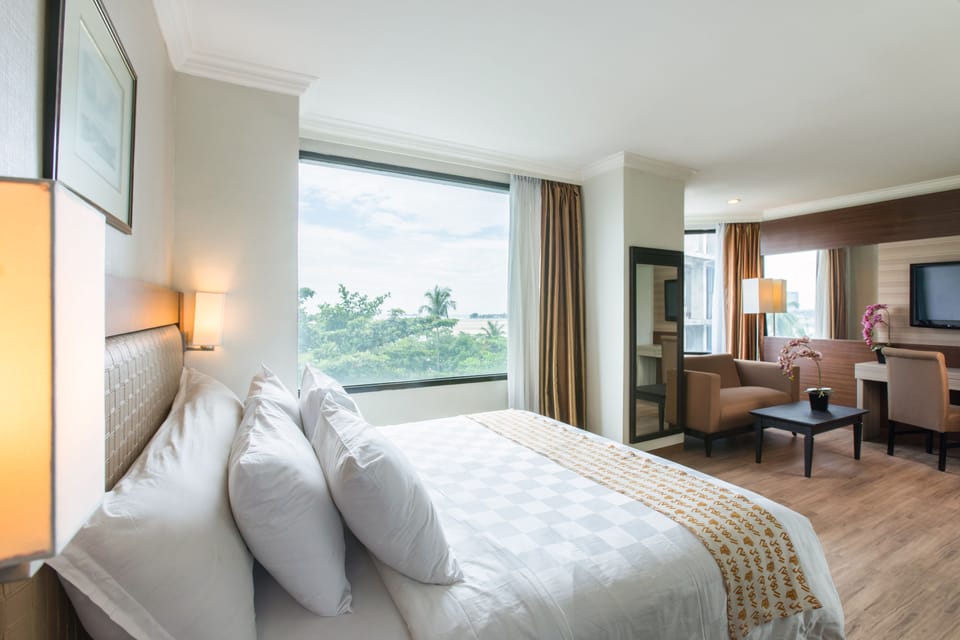 Executive Suite | Premium bedding, minibar, in-room safe, desk