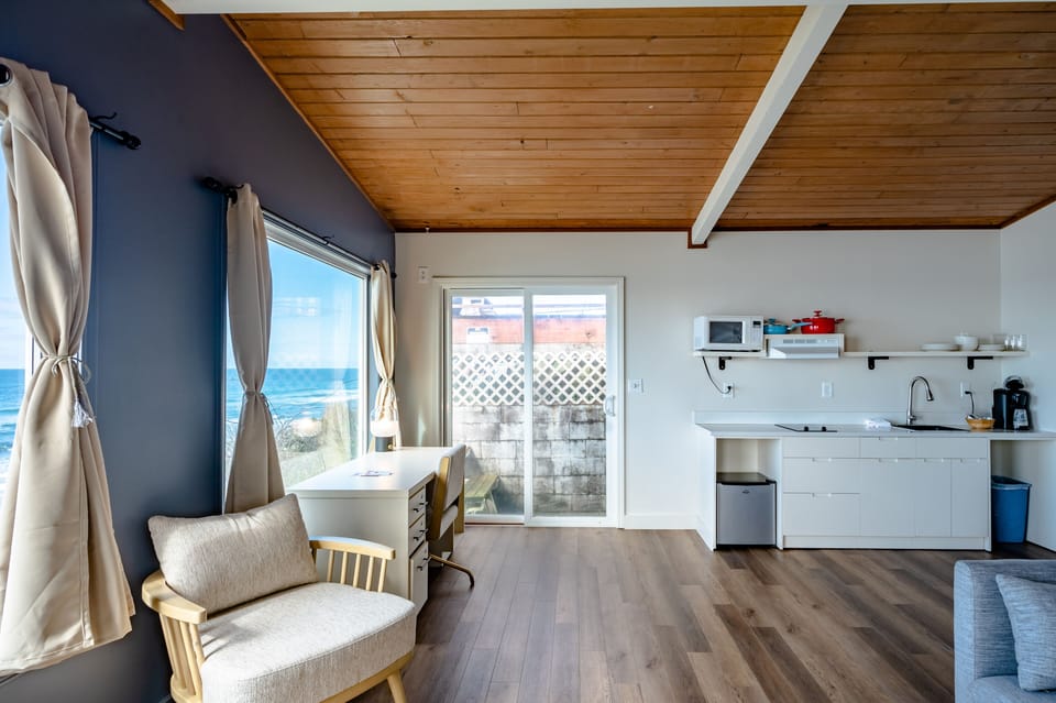 Deluxe Cottage w/Hot Tub, Kitchenette | Individually decorated, individually furnished, free WiFi, bed sheets