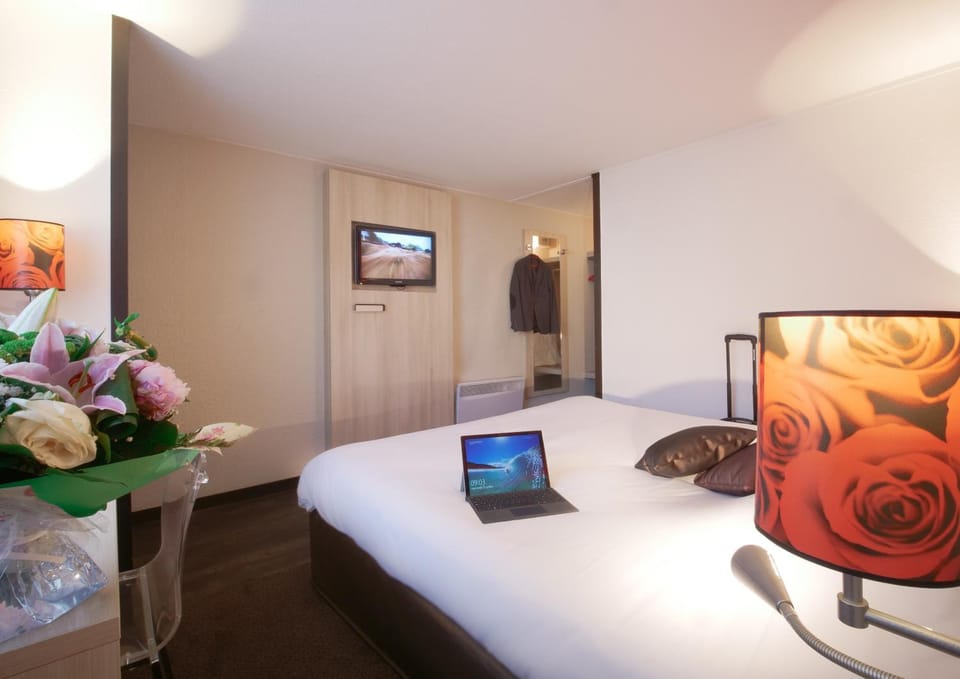 Blackout drapes, soundproofing, free cribs/infant beds, free WiFi