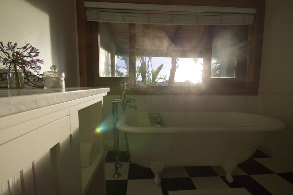 Main House Garden Suite  | Deep soaking bathtub